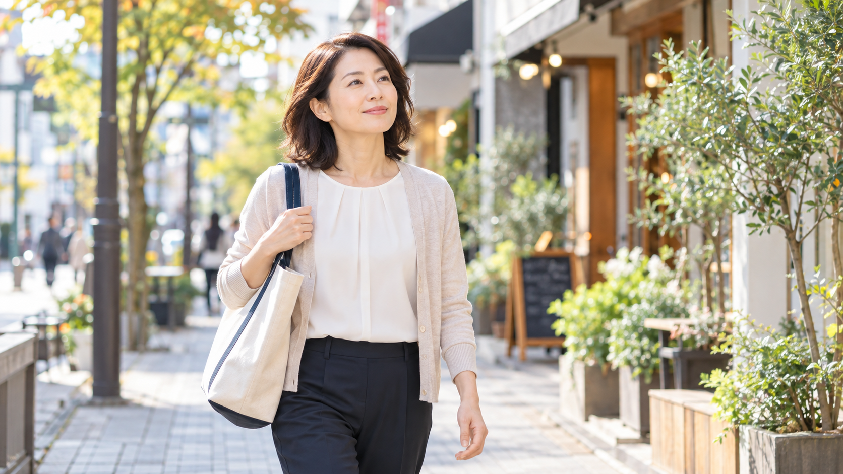 明るい商店街を、肩掛けバッグを持って歩く女性