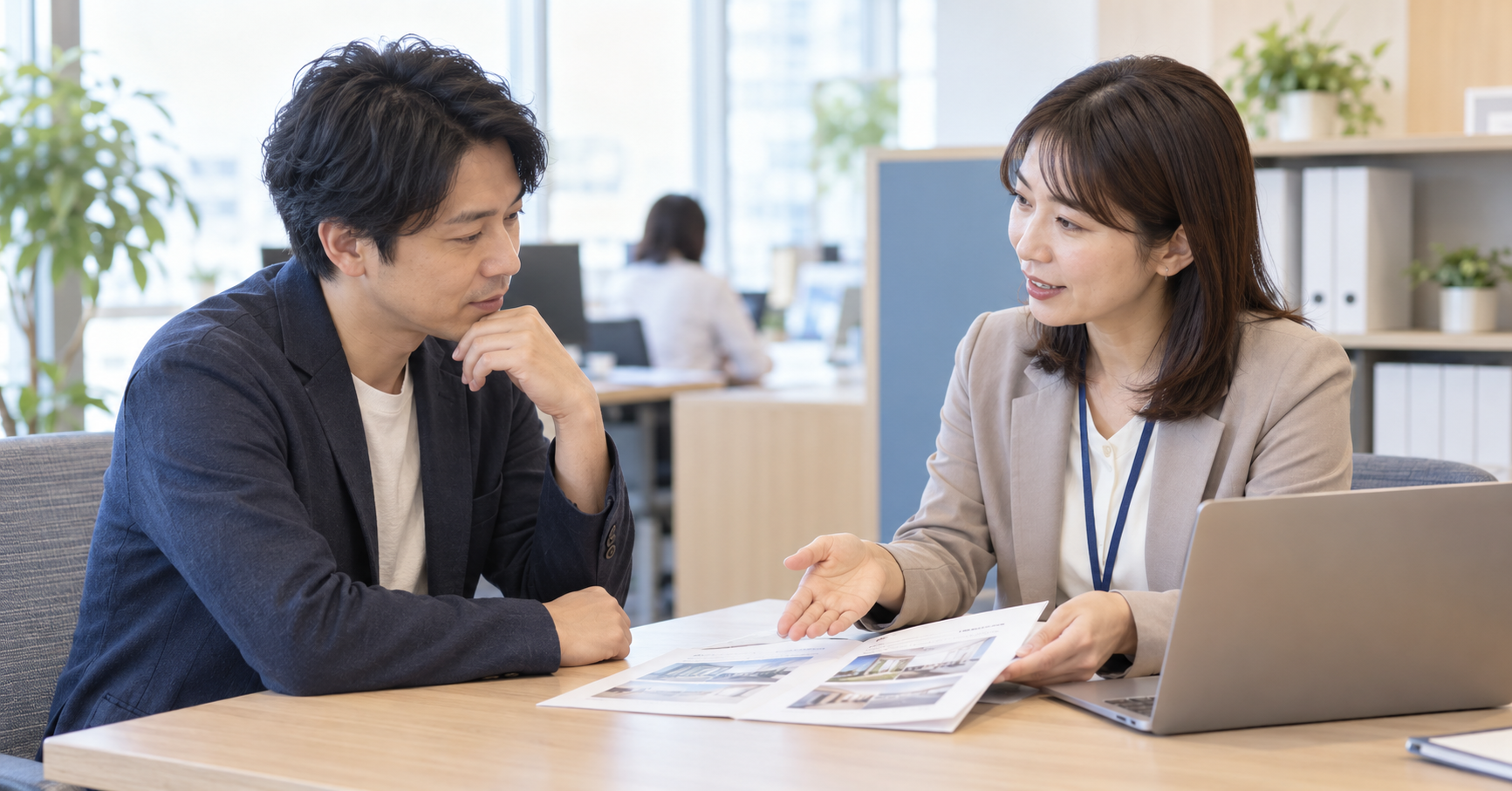 派遣会社の担当者から仕事内容の説明を受ける求職者